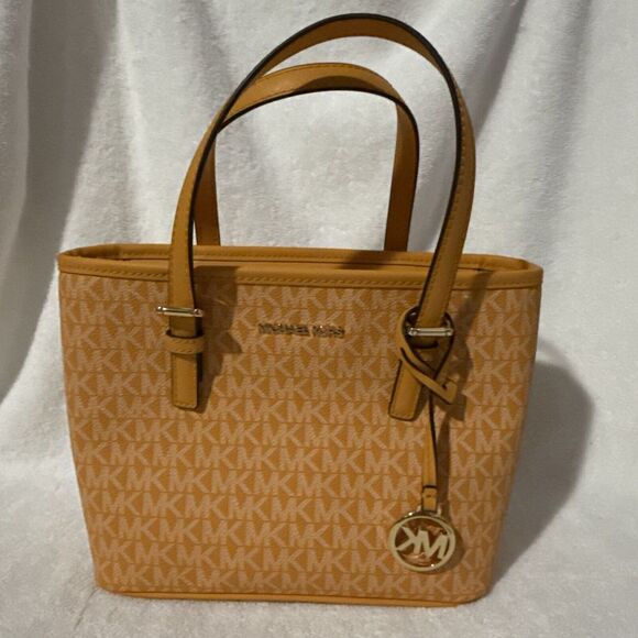 MICHAEL KORS JET SET TRAVEL XS ZIP CROSSBODY TOTE BAG MK SIGNATURE CIDER NEW W/‎ - Picture 1 of 12